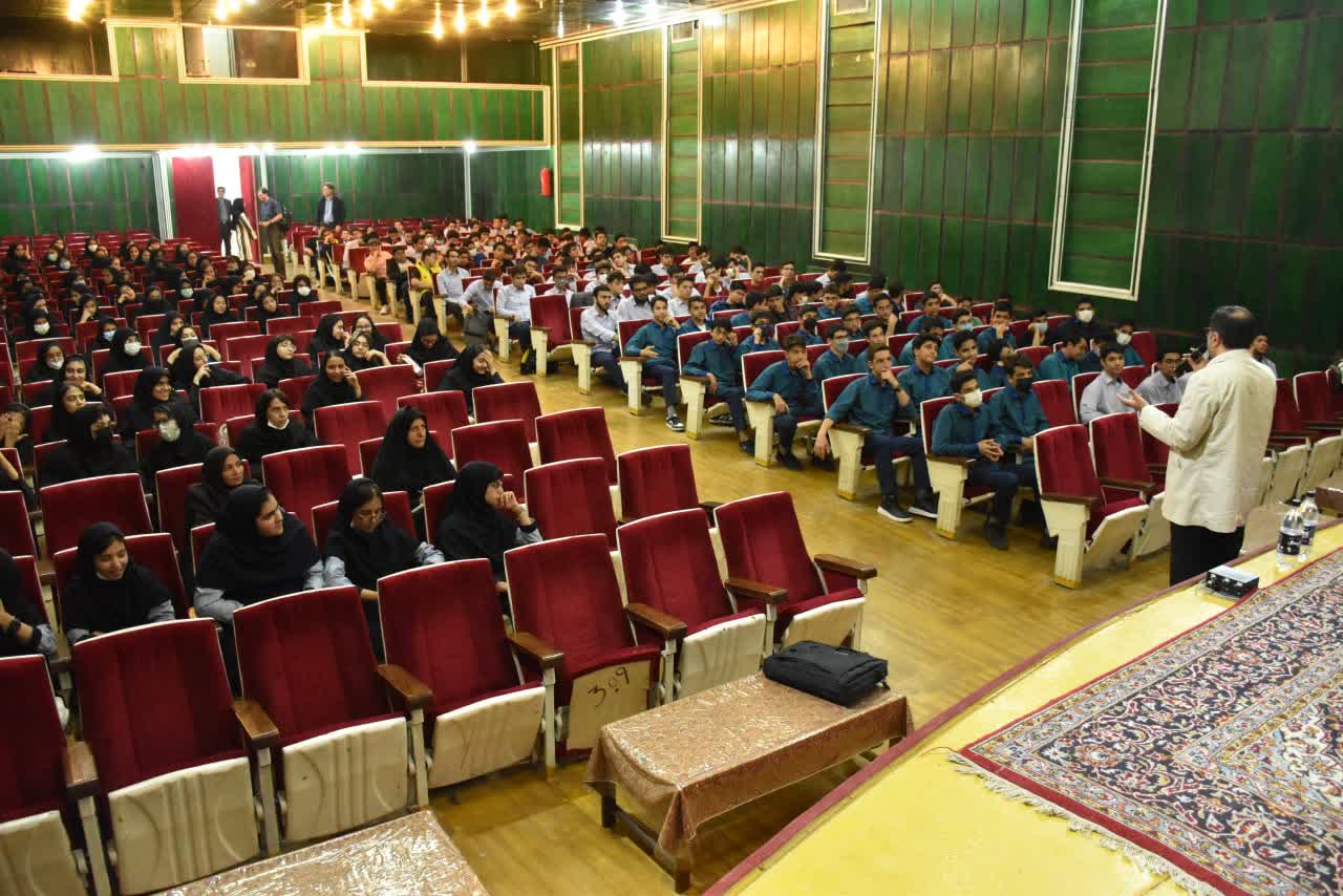 حضور دانَش آموزان مدارس استعداد درخشان یزد در هماش نگاهی نو به فیزیک